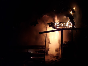 Opilý muž se chtěl upálit v chatce pod hrází oblíbeného rybníka, nakonec si to rozmyslel a napáchal jen velké škody