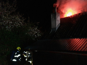 Opilý muž se chtěl upálit v chatce pod hrází oblíbeného rybníka, nakonec si to rozmyslel a napáchal jen velké škody