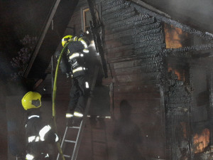 Opilý muž se chtěl upálit v chatce pod hrází oblíbeného rybníka, nakonec si to rozmyslel a napáchal jen velké škody