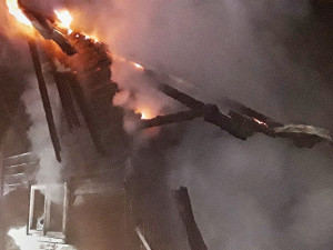 Opilý muž se chtěl upálit v chatce pod hrází oblíbeného rybníka, nakonec si to rozmyslel a napáchal jen velké škody