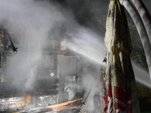 Opilý muž se chtěl upálit v chatce pod hrází oblíbeného rybníka, nakonec si to rozmyslel a napáchal jen velké škody