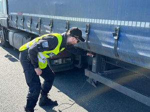 Dálniční policisté si posvítili na nelegální migraci, dva cizince bez povolení k pobytu odhalili v autobusu