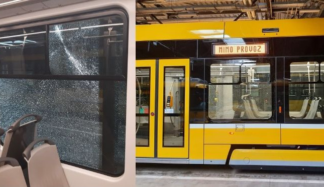 Okna několika tramvají rozbil neznámý pachatel v blízkosti vozovny. Nelze vyloučit, že je někdo prostřílel