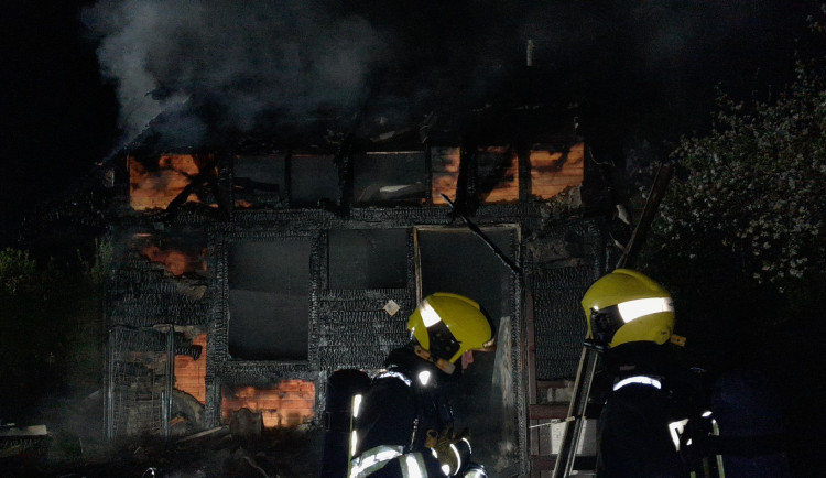 Opilý muž se chtěl upálit v chatce pod hrází oblíbeného rybníka, nakonec si to rozmyslel a napáchal jen velké škody