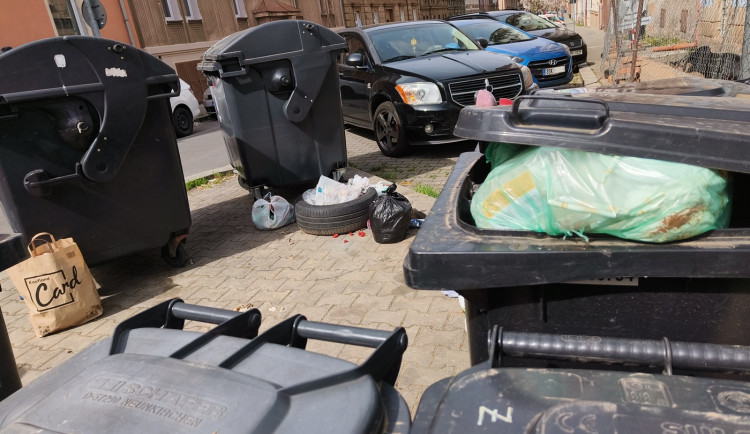 Přišlo 30 000 Ukrajinců, objednávka svozu odpadu se ale nezvýšila, říká město k přetékajícím popelnicím
