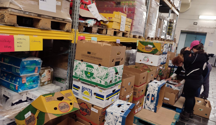 Sbírky potravin vynesla v Plzeňském kraji přes 16 tun jídla, potravinové banky čím dál víc využívají samoživitelé