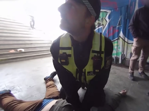 VIDEO: Strážníci bojovali o život muže, zkolaboval v nechvalně proslulém podchodu po užití fentanylu