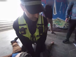 VIDEO: Strážníci bojovali o život muže, zkolaboval v nechvalně proslulém podchodu po užití fentanylu