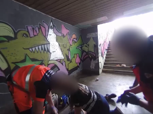 VIDEO: Strážníci bojovali o život muže, zkolaboval v nechvalně proslulém podchodu po užití fentanylu