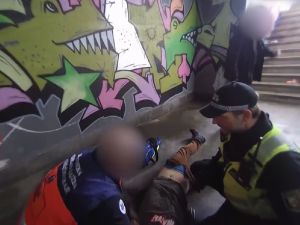 VIDEO: Strážníci bojovali o život muže, zkolaboval v nechvalně proslulém podchodu po užití fentanylu