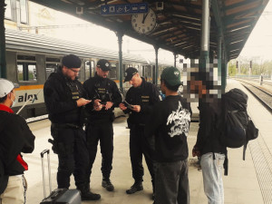 Policisté vyrazili zkontrolovat nádraží, vlaky i železniční přejezdy. Padala jedna pokuta za druhou