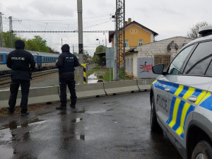 Policisté vyrazili zkontrolovat nádraží, vlaky i železniční přejezdy. Padala jedna pokuta za druhou