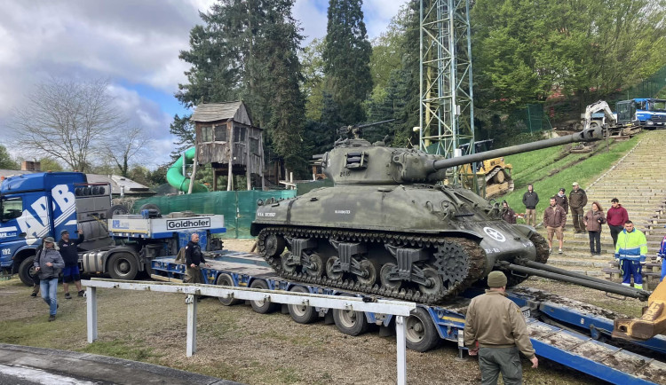Tank Sherman odcestoval ze ZOO do dílny, zdobit pak bude dvůr muzea ve slavném domě s Loosovými interiéry