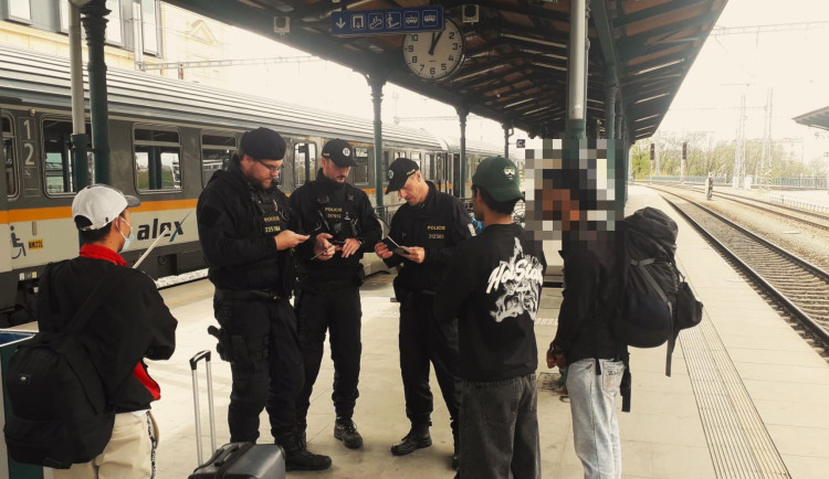 Policisté vyrazili zkontrolovat nádraží, vlaky i železniční přejezdy