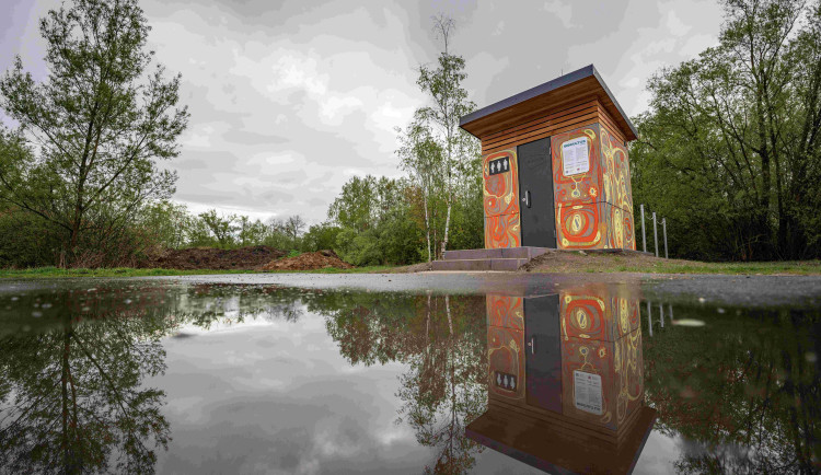 První veřejní ekologická toaleta v Česku nepotřebuje elektřinu ani chemii, exkrementy mění v kompost