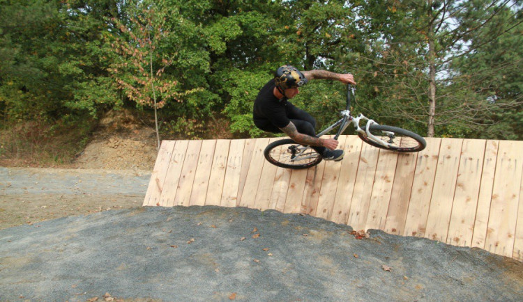 U jabloneckého bazénu otevřou nový bikepark, časem přibude i skatepark