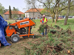 Kácení dřevin a demolice starých garáží. V areálu Rokycanské nemocnice se pohybují dělníci