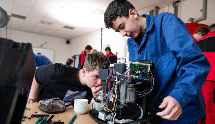 V bitvě opravářů se utkali studenti. Cílem bylo v nejkratším čase zcela bezchybně opravit pračku i kávovar