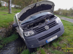 Řidička se snažila zastavit samovolně rozjeté auto, dodávka skončila v potoce, žena v nemocnici