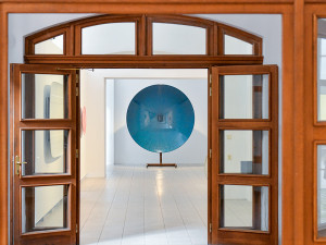 Sochař a mistr recyklace vystavuje v galerii odřezané střechy a kapoty aut