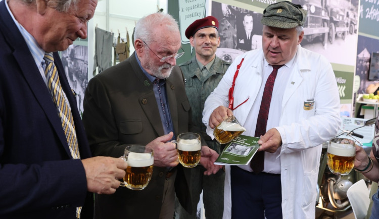 Publikaci o vojenské turistice pokřtil na veletrhu v Bratislavě přímo na stánku Plzeňské kraje s radním Liborem Pickou také třetí slovenský prezident Ivan Gašparovič