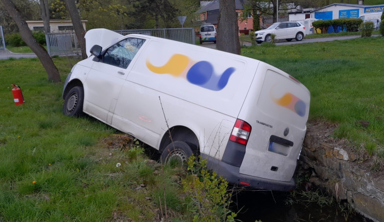 Řidička se snažila zastavit samovolně rozjeté auto, dodávka skončila v potoce, žena v nemocnici