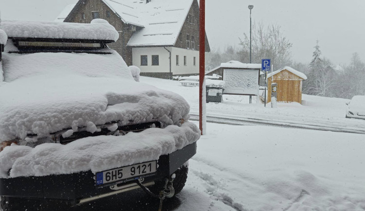 Vrcholky Šumavy pokrývá až 40 centimetrů sněhu, mrazivé počasí vydrží do středy