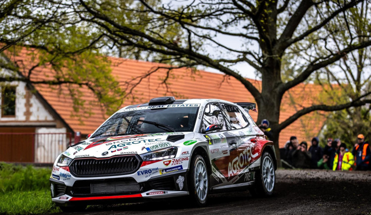 Po nehodě na Rallye Šumava zemřela spolujezdkyně, soutěž předčasně skončila