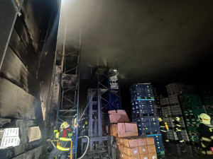 Škodu za 10 milionů korun způsobil požár ve firmě na výrobu plastových dílů do aut