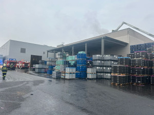 Škodu za 10 milionů korun způsobil požár ve firmě na výrobu plastových dílů do aut