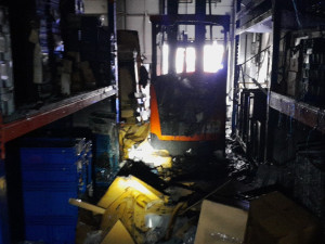 Škodu za 10 milionů korun způsobil požár ve firmě na výrobu plastových dílů do aut