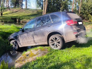 Zátarasem z kamionu zastavili čeští policisté cizince s vozem BMW. Přes hranici ujížděl před německou policií