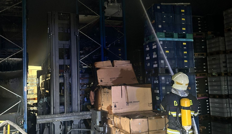 Škodu za 10 milionů korun způsobil požár ve firmě na výrobu plastových dílů do aut