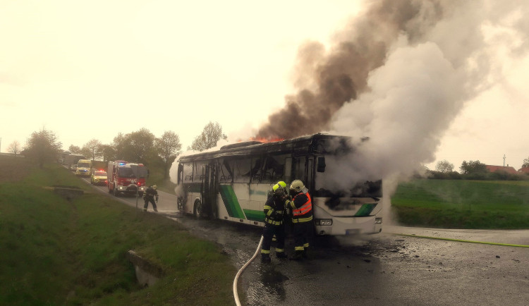 Plameny zcela zlikvidovaly autobus na silnici I/20. Vozidlem cestovalo 44 pasažérů