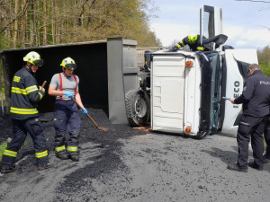 Řidička převrátila náklaďák a vysypala na silnici asfalt, při další nehodě se střetl traktor, dodávka a náklaďák