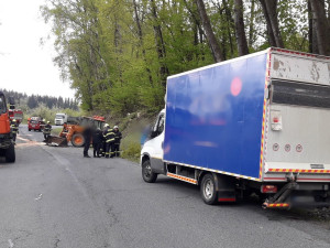 Při další nehodě se střetl nákladní vůz, traktor a dodávka