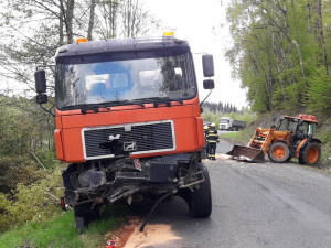 Při další nehodě se střetl nákladní vůz, traktor a dodávka