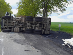 Řidička převrátila náklaďák a vysypala na silnici asfalt, při další nehodě se střetl traktor, dodávka a náklaďák