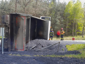 Řidička převrátila náklaďák a vysypala na silnici asfalt, při další nehodě se střetl traktor, dodávka a náklaďák