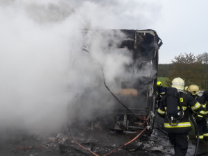 Plameny zcela zlikvidovaly autobus na silnici I/20. Vozidlem cestovalo 44 pasažérů