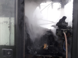 Plameny zcela zlikvidovaly autobus na silnici I/20. Vozidlem cestovalo 44 pasažérů