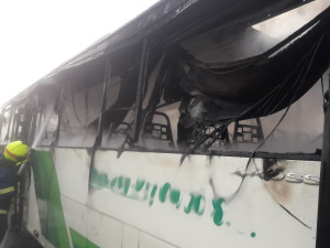 Plameny zcela zlikvidovaly autobus na silnici I/20. Vozidlem cestovalo 44 pasažérů