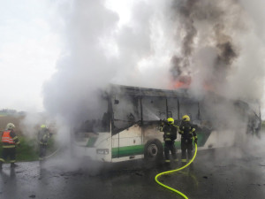 Plameny zcela zlikvidovaly autobus na silnici I/20. Vozidlem cestovalo 44 pasažérů