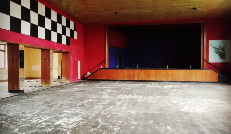 Na tomto jevišti pronesl Miloš Jakeš svůj legendární projev