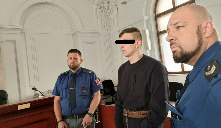 Mladý Ukrajinec stráví ve vězení 19 let, zneužil a pokusil se zabít školačku