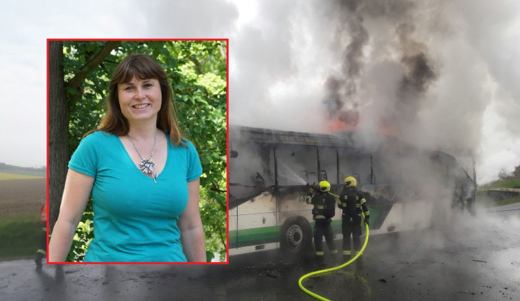 Statečná učitelka dokonalou akcí zachránila z hořícího autobusu dvě třídy čtvrťáků a páťáků