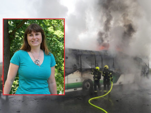 Statečná učitelka dokonalou akcí zachránila z hořícího autobusu dvě třídy čtvrťáků a páťáků