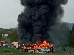 Statečná učitelka dokonalou akcí zachránila z hořícího autobusu dvě třídy čtvrťáků a páťáků