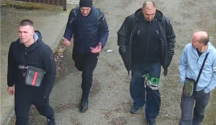V souvislosti s případem surového napadení pátrají kriminalisté po totožnosti čtyř mužů ze záběrů kamer