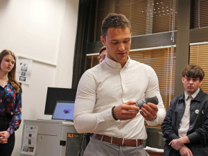 Prototyp smart protézy studující vytiskli na 3D tiskárně